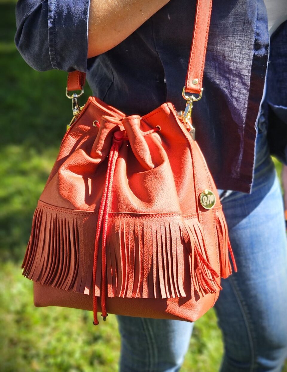 Sac seau So cuir rouge franges