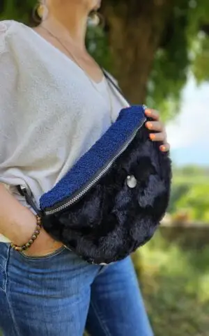 pochette bananamax bleu noir fausse fourrure