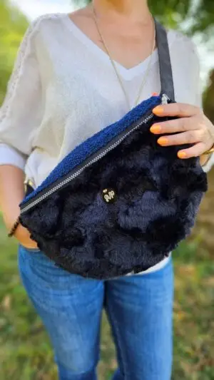 pochette bananamax bleu noir fourrure