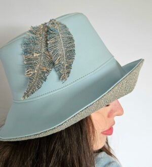 Chapeau-Pluie-Bleu-Ciel-Plume