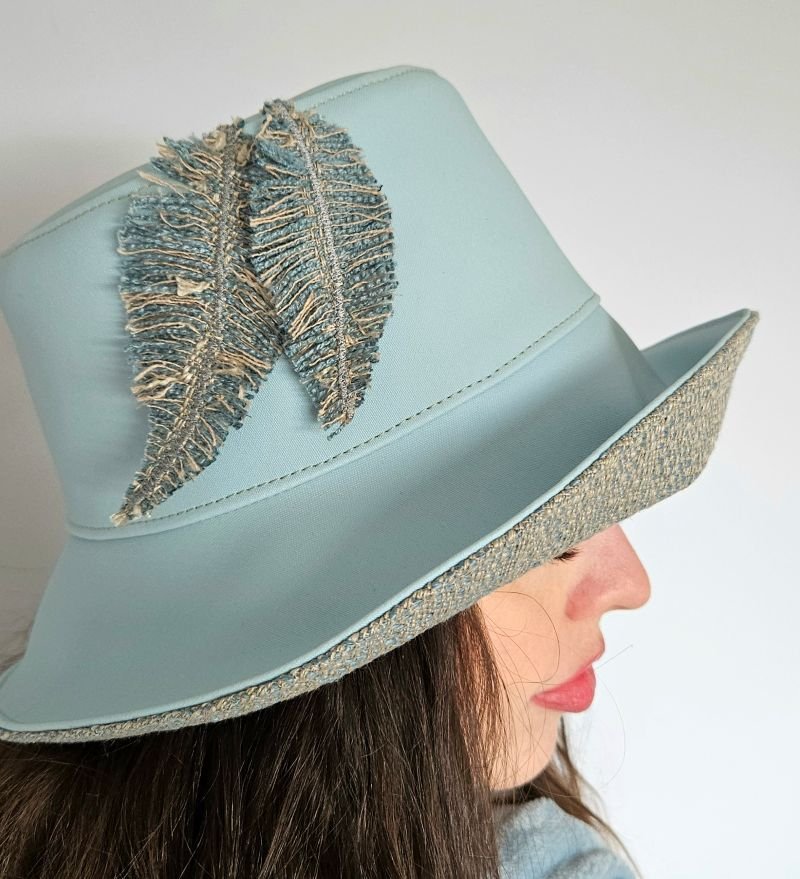 Chapeau-Pluie-Bleu-Ciel-Plume