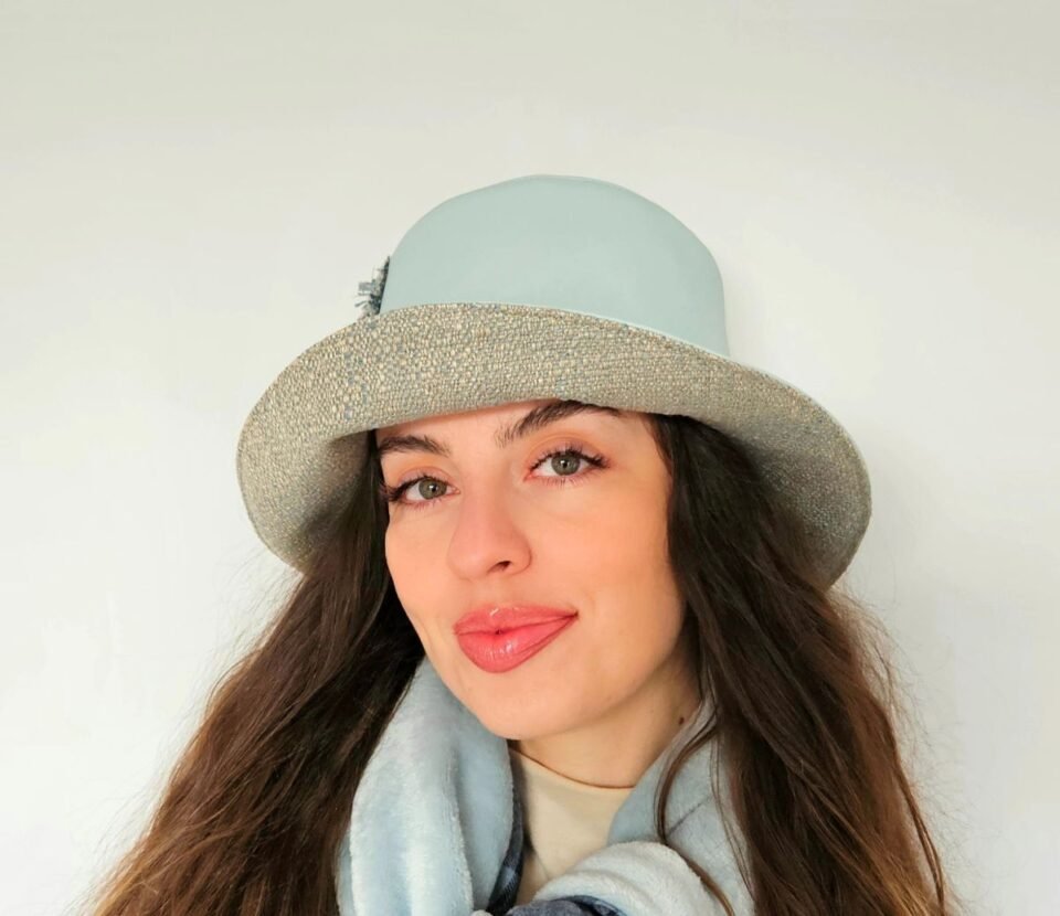 Chapeau-Pluie-Bleu-Ciel-Plumes